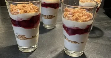 Leckerer Baileys Geschichteter Nachtisch in einem eleganten Dessertglas