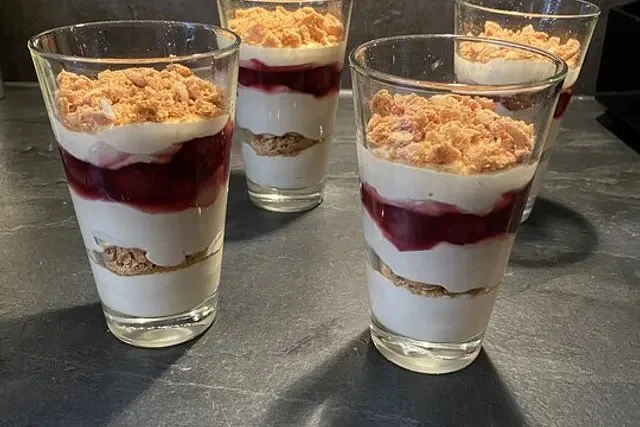 Leckerer Baileys Geschichteter Nachtisch in einem eleganten Dessertglas