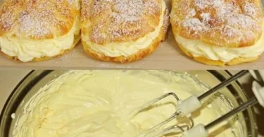 Blätterteigkuchen mit Mandeln und Vanillepudding auf einem Tisch
