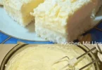 Blitz Kokosnusskuchen mit cremigem Vanillepudding auf einem schönen Teller