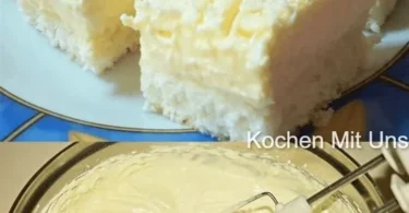 Blitz Kokosnusskuchen mit cremigem Vanillepudding auf einem schönen Teller