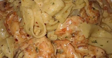 Cremige Garnelen-Nudeln mit hausgemachter Alfredo-Sauce auf einem Teller
