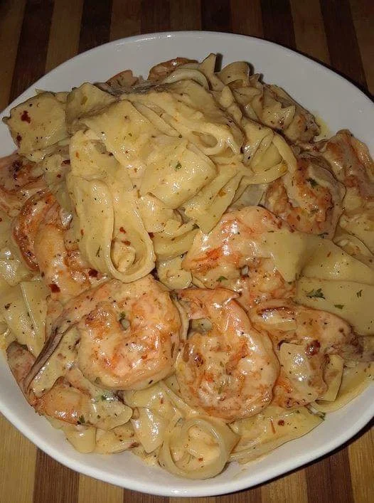 Cremige Garnelen-Nudeln mit hausgemachter Alfredo-Sauce auf einem Teller
