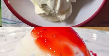 Cremiges Joghurt-Eis in einer Waffel serviert mit frischen Früchten