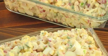 Eiersalat aus DDR-Zeiten auf einem Teller serviert