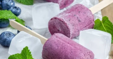 Eiweiß-Eis am Stiel in verschiedenen Geschmacksrichtungen