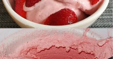 Verschiedene Portionen von Erdbeer-Joghurt-Eiscreme in einer bunten Eisschale