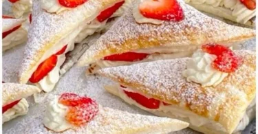Leckere Erdbeerkissen aus Blätterteig mit frischen Erdbeeren