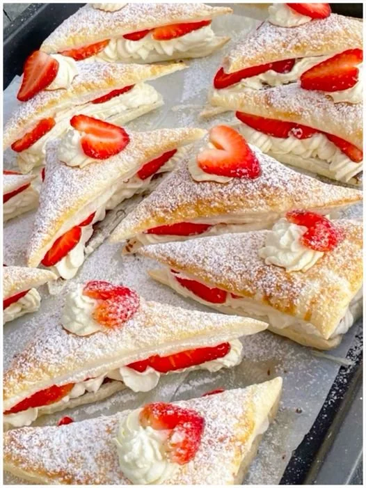 Leckere Erdbeerkissen aus Blätterteig mit frischen Erdbeeren