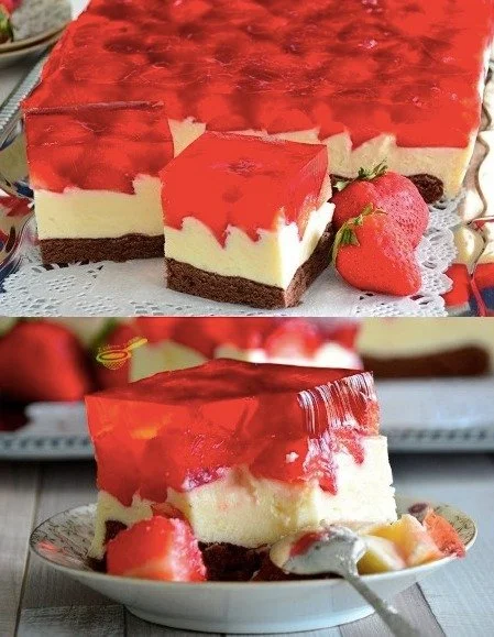 Erdbeerkuchen mit Quark auf einem rustikalen Holztablett serviert