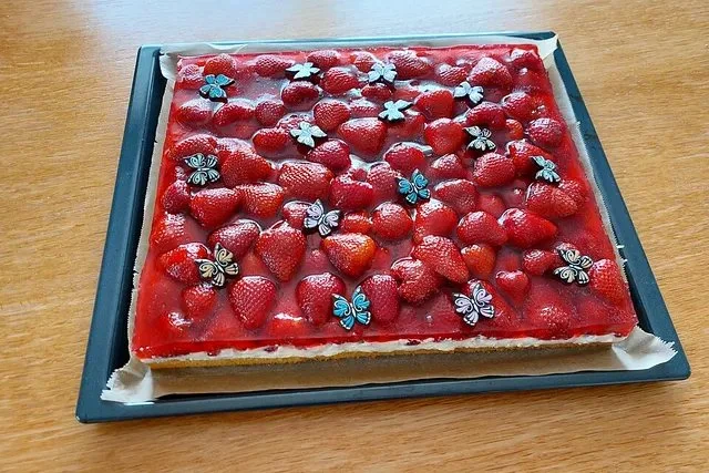 Erdbeerkuchen mit Quark und Pudding auf einem schönen Teller