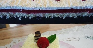 Erdbeerkuchen mit Sahne auf einem schönen Teller serviert