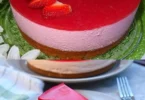 Erdbeermousse Torte mit frischen Erdbeeren und Sahne-Topping