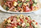 Fantastischer Sommersalat mit frischen Zutaten und aromatischen Kräutern