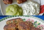 Fleischbällchen mit Joghurtsauce und Salat auf einem Teller serviert