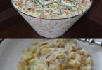 Frischer Kartoffelsalat mit Schinken und Äpfeln in einer Schüssel