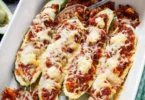 Gefüllte Zucchini mit Hackfleisch auf einem Teller serviert