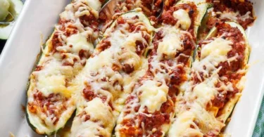 Gefüllte Zucchini mit Hackfleisch auf einem Teller serviert