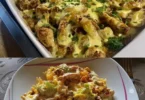 Gyros Casserole mit Hollandaise-Sauce auf einem bunten Teller serviert
