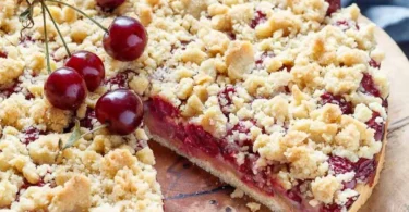 Saftiger Kirsch-Streuselkuchen mit knusprigem Streuselbelag