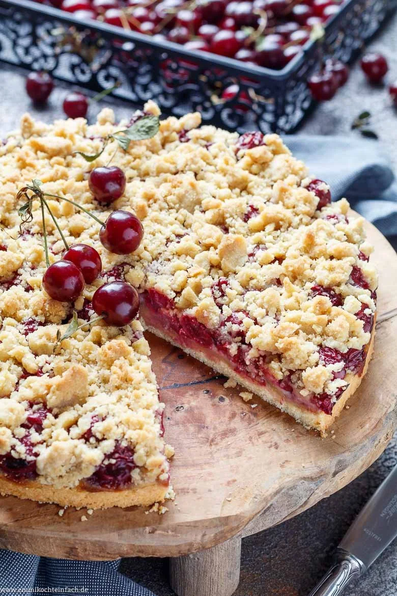 Saftiger Kirsch-Streuselkuchen mit knusprigem Streuselbelag