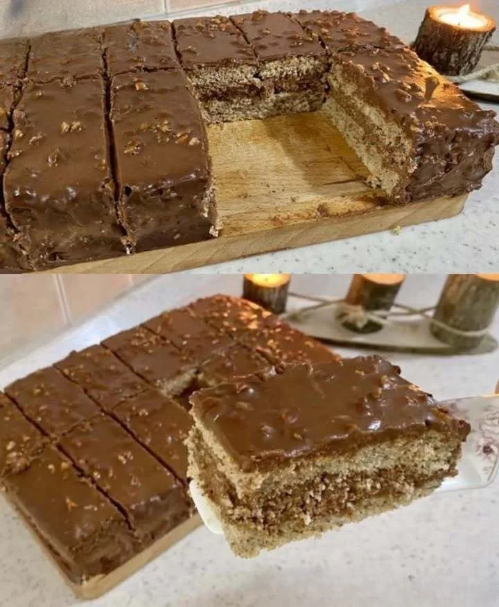 Nusskuchen mit Schokoladenglasur auf einem Teller serviert