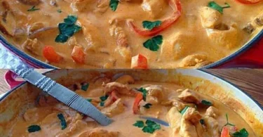 Delikates Hähnchen Stroganoff nach Omas Rezept mit cremiger Sauce und Pilzen.