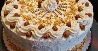 Omas Sahne Nuss Torte mit Nüssen und Sahne, ein köstliches Rezept