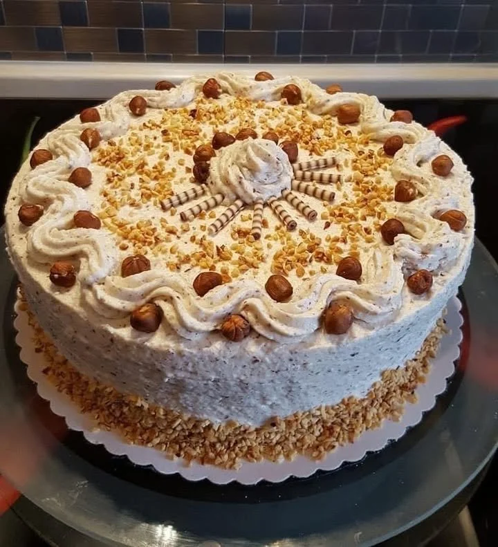 Omas Sahne Nuss Torte mit Nüssen und Sahne, ein köstliches Rezept
