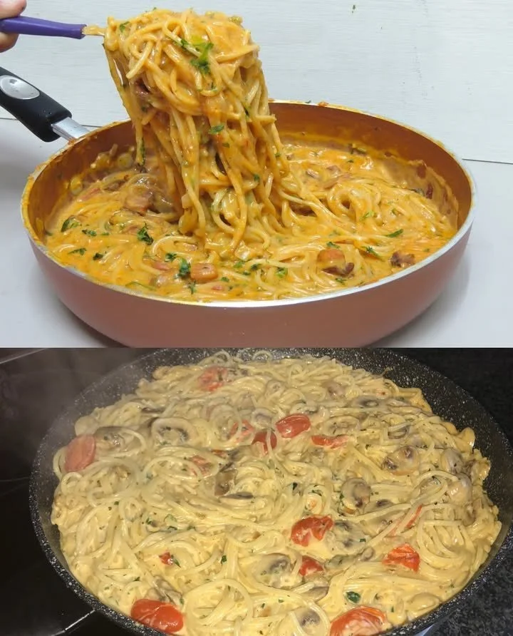 Pasta mit Pilzen und Parmesan auf einem Teller serviert.
