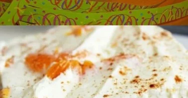 Leckerer Pfirsich-Sahne-Kuchen mit frischen Pfirsichen und Sahne