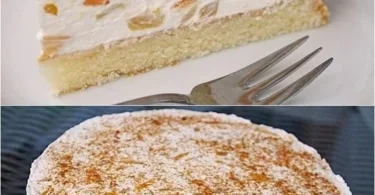 Schmackhafter Pfirsichsahne Kuchen auf einem Teller, dekoriert mit frischen Pfirsichen
