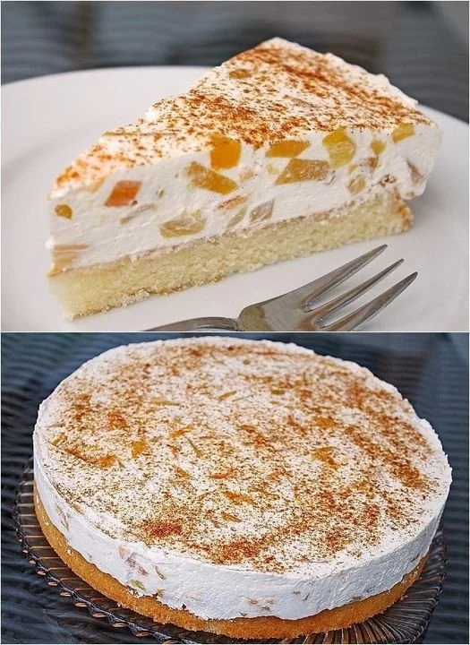 Schmackhafter Pfirsichsahne Kuchen auf einem Teller, dekoriert mit frischen Pfirsichen