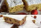 Quarkkuchen mit kandierten Früchten und Marzipan auf einem Teller