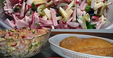 Schüssel mit Radieschen-Käse-Salat, frisch zubereitet und serviert.