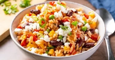 Reissalat Mexiko mit frischen Zutaten und bunter Dekoration
