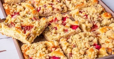 Rhabarber-Streuselkuchen mit Joghurtteig auf einem weißen Teller