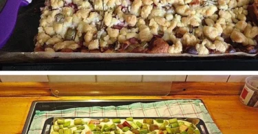 Frischer Rhabarberkuchen serviert auf einem Holzbrett.