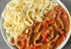 Rindergeschnetzeltes mit Tagliatelle auf einem Teller serviert