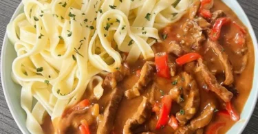 Rindergeschnetzeltes mit Tagliatelle auf einem Teller serviert