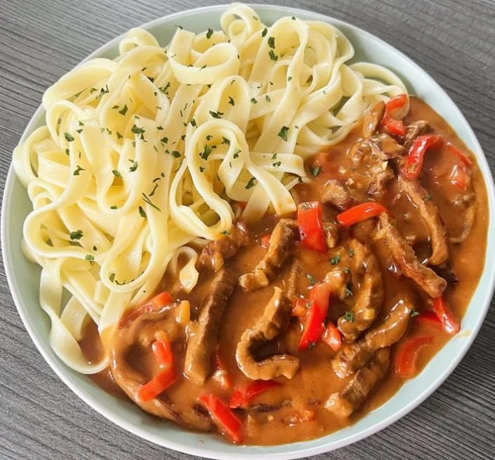 Rindergeschnetzeltes mit Tagliatelle auf einem Teller serviert
