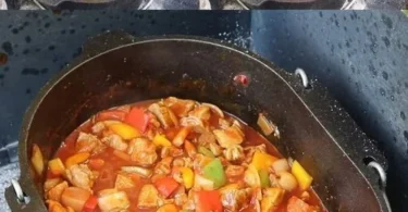 Rindfleisch mit buntem Gemüse auf einem Teller angerichtet