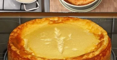Sahne-Pudding-Kuchen auf einem Teller, dekoriert mit Schokolade und Früchten.