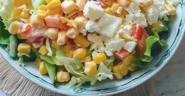 Salat mit Mayo und Kartoffeln in einer Schüssel angerichtet