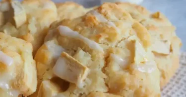 Schnelle und leckere Apfelbrötchen mit Quark auf einem Holzbrett