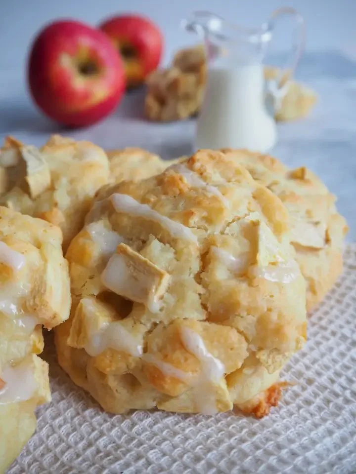 Schnelle und leckere Apfelbrötchen mit Quark auf einem Holzbrett
