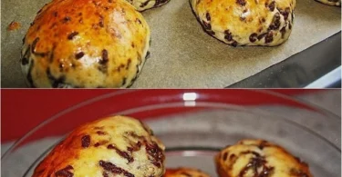 Frisch gebackene Schokobrötchen mit schmelzender Schokolade