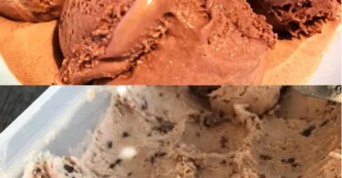 Eine große Kugel Schokoladeneis in einer Waffel mit Schokoladensauce