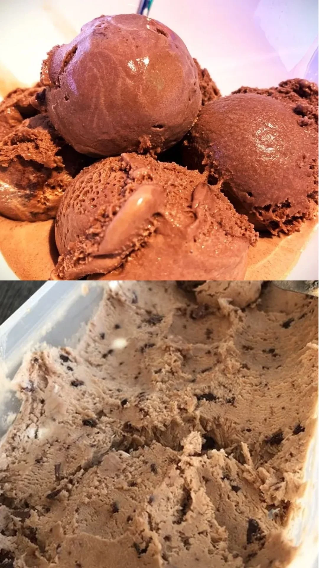 Eine große Kugel Schokoladeneis in einer Waffel mit Schokoladensauce