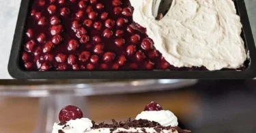 Traditionelle Schwarzwälder Kirschtorte mit Kirschen und Sahne